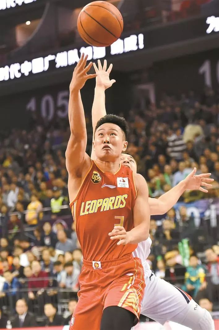 深圳队训练开放日；官宣日完成体检引观众欢呼；欧篮联在即；赛季目标并未改变的简单介绍