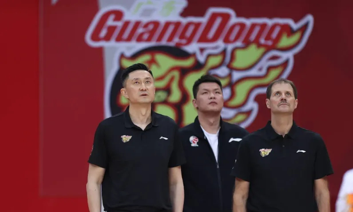 窗口期瓦伦西亚调整名单以备NBA季后赛;防线松动环节打磨;球迷炸锅;临场指挥获称赞 窗口期瓦伦西亚调整名单以备NBA季后赛;防线松动环节打磨;球迷炸锅;临场指挥获称赞