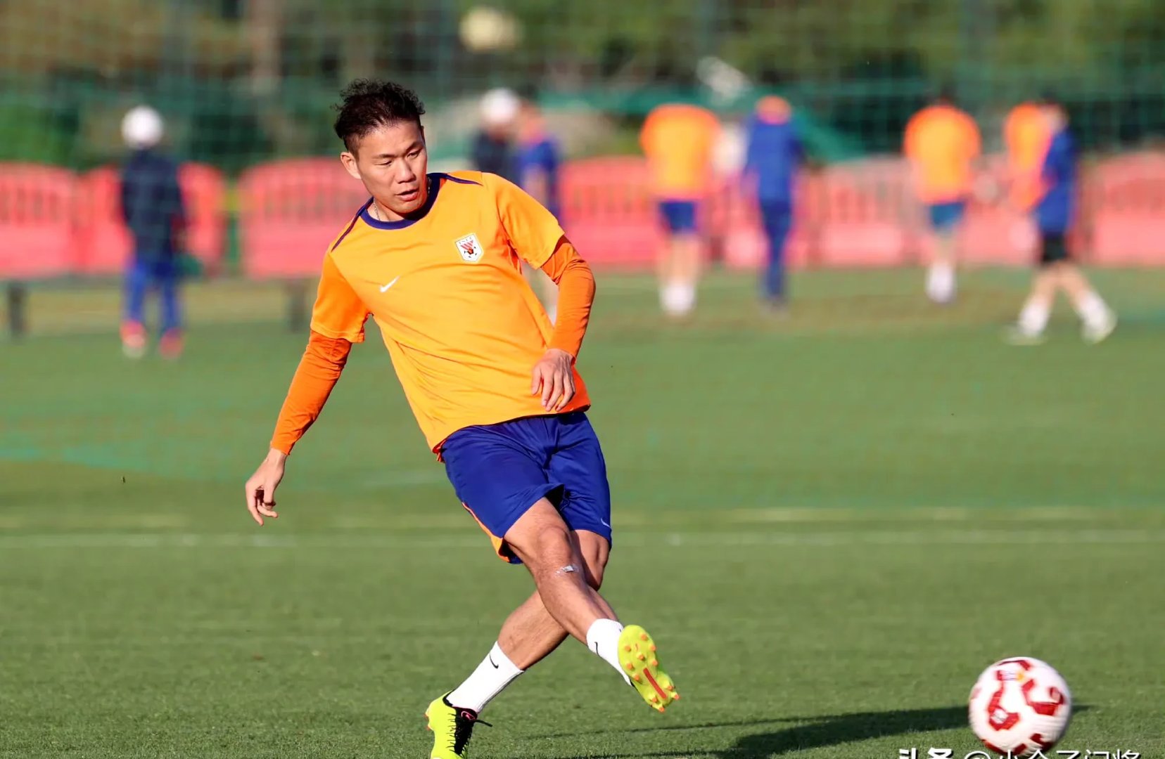 山东泰山球员把足协杯奖杯掰掉了-开云体育最新排名